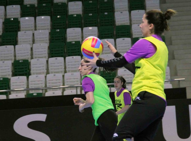 A Milli Kadın Hentbol Takımı, Dünya Şampiyonası’nın Biletini Giresun’da Almak İstiyor