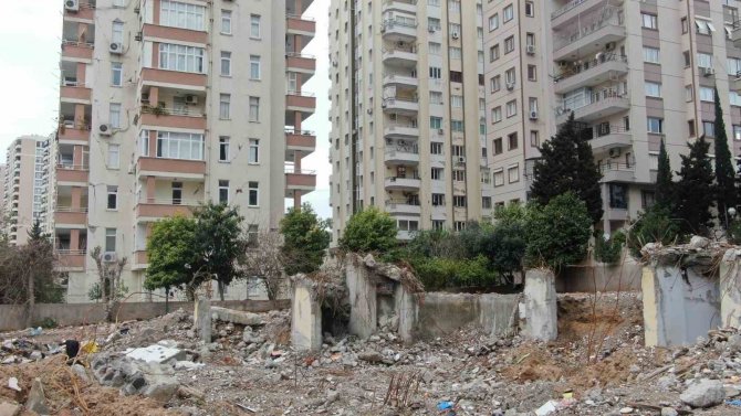 "Doktor Hatası 1 Kişiyi, Müteahhit Hatası Binlerce Kişiyi Öldürür”