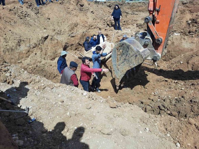 İ̇nşaat Temeli Kazısında Antik Döneme Ait Lahit Bulundu