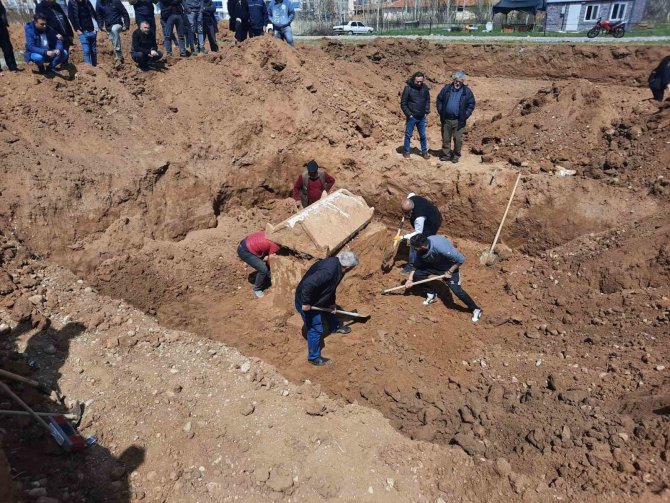İ̇nşaat Temeli Kazısında Antik Döneme Ait Lahit Bulundu