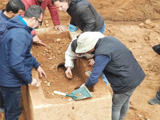 İ̇nşaat Temel Kazısında Bulunan Roma Dönemine Ait Lahitin İçinden 3 Küp Çıktı