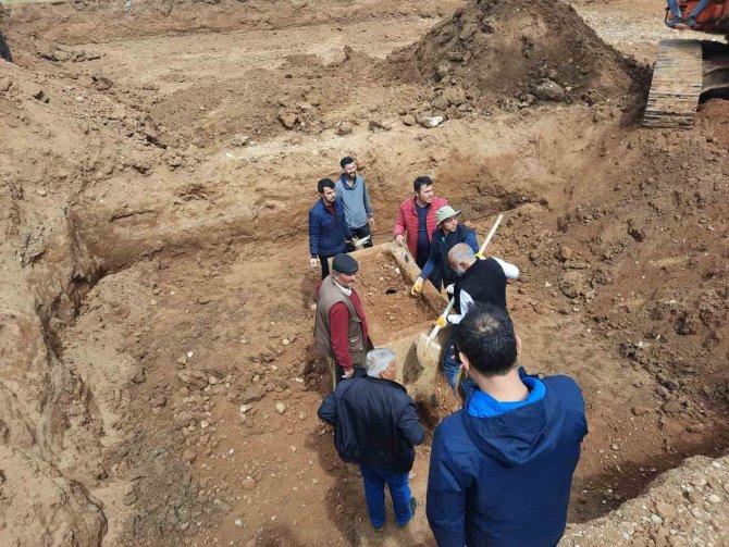 İ̇nşaat Temel Kazısında Bulunan Roma Dönemine Ait Lahitin İçinden 3 Küp Çıktı