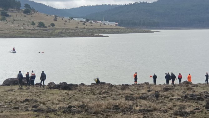 Bolu’da Tekne Alabora Oldu: Kayıp Bir Kişi Aranıyor