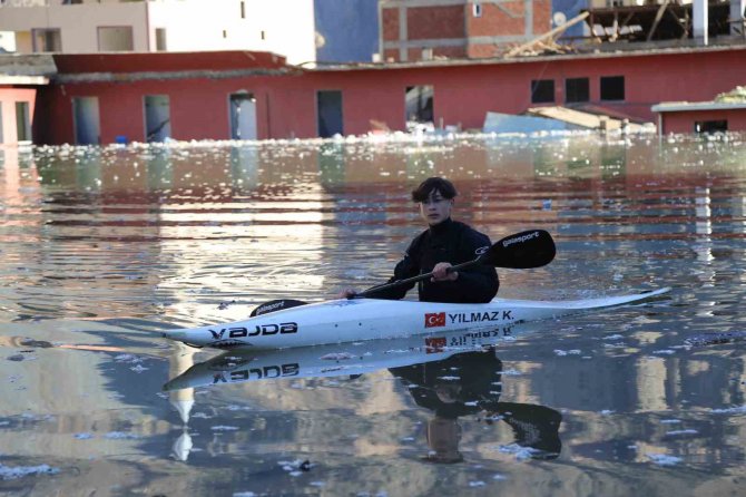 Çocukken Dolaşıp Gezdikleri, Koşup Oynadıkları Cadde Ve Sokaklarda Bu Kez Kürek Çektiler