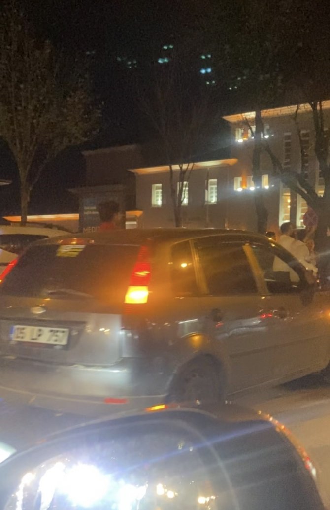 Asker Konvoyu Trafiği Durma Noktasına Getirdi