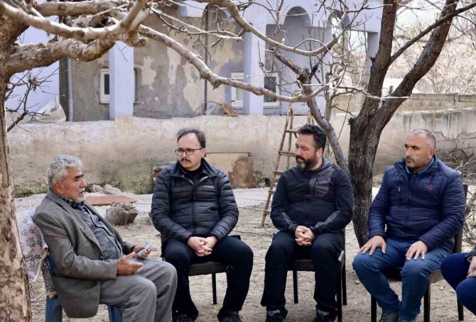 Vali Kızılkaya Depremde Ailesini Kaybeden Afetzede İle Bir Araya Geldi