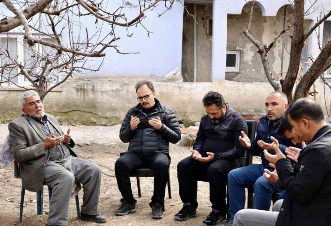 Vali Kızılkaya Depremde Ailesini Kaybeden Afetzede İle Bir Araya Geldi