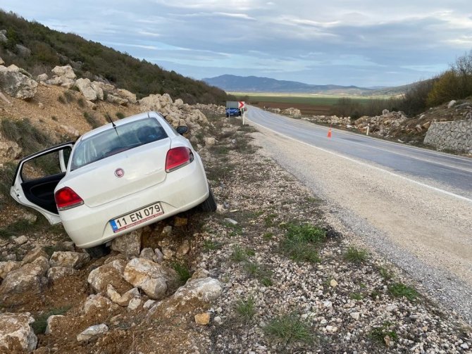 Yoldan Çıkan Araç, Kayalıklara Çarparak Durabildi: 4 Yaralı