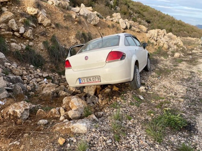 Yoldan Çıkan Araç, Kayalıklara Çarparak Durabildi: 4 Yaralı