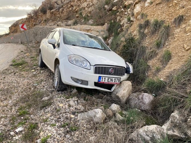Yoldan Çıkan Araç, Kayalıklara Çarparak Durabildi: 4 Yaralı