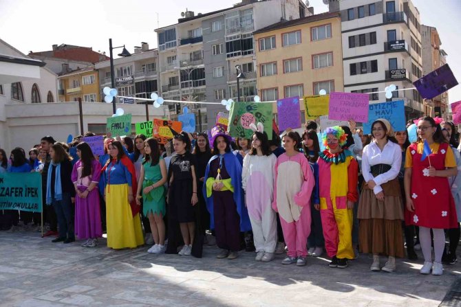 Bozüyük Çarşı Meydan’da Otizm Farkındalık Etkinliği Düzenlendi