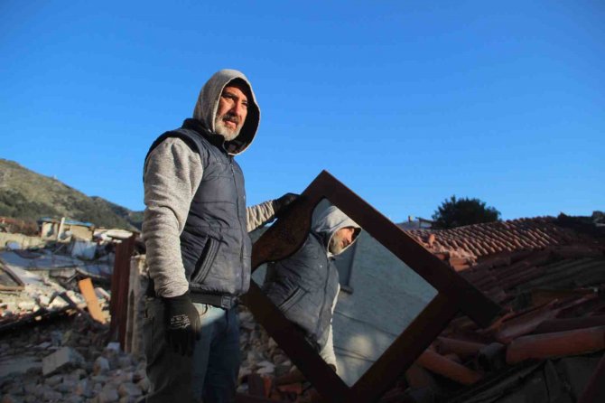 Tarihi Evine Çatılardan Ulaştı, Yıkımı Görünce Gözyaşlarını Tutamadı