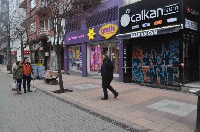 Bina Çatısında Endişe Uyandıran Tehlike Giderildi