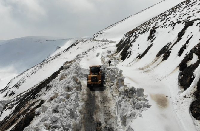 Nisan Ayında 5 Metre Kar İle Mücadele