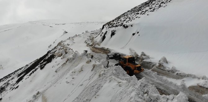 Nisan Ayında 5 Metre Kar İle Mücadele