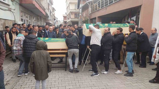 Aileler Arasındaki "Kız İsteme" Kavgasında Ölen Amca Ve Yeğeni Defnedildi
