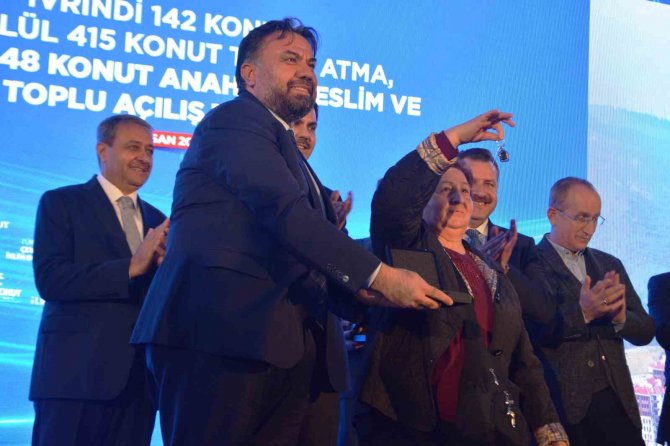 Bakan Kurum, Balıkesir’de Anahtar Teslim Ve Yeni Konutların Temel Atma Törenine Katıldı