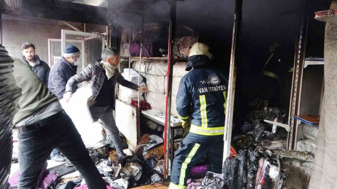 Büyük Halk Pazarı’ndaki Yangın Kontrol Altına Alındı