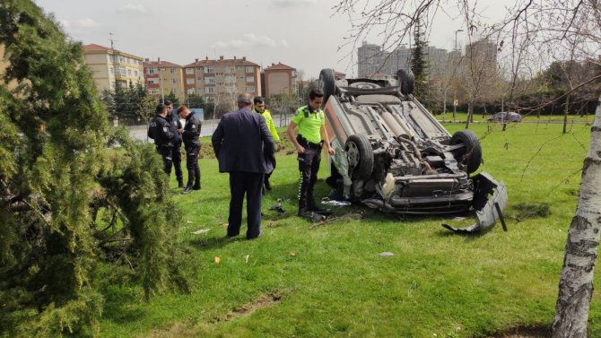Sultangazi’de Virajı Alamayan Hafif Ticari Araç Ağacı Devirip Takla Attı