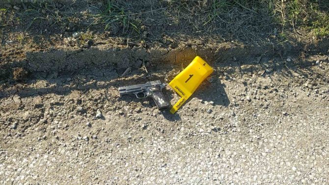 Yol Kenarında Sahipsiz Tabanca Bulundu