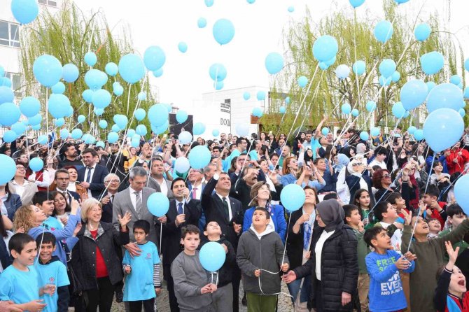 Mavi Balonlar Otizm Farkındalığı İçin Gökyüzüne Bırakıldı