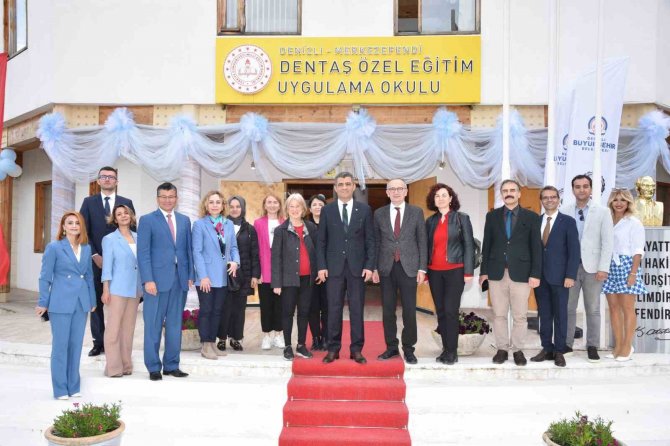 Mavi Balonlar Otizm Farkındalığı İçin Gökyüzüne Bırakıldı