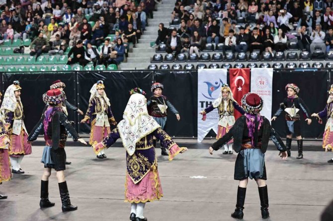 Okulların Halk Oyunları Şöleni İzleyenleri Büyüledi
