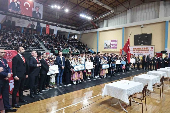 Okulların Halk Oyunları Şöleni İzleyenleri Büyüledi