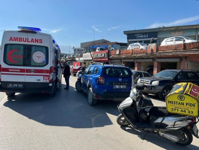 Otomobille Çarpışan Motosikletli Kurye Yaralandı