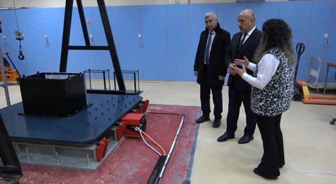 Depremde Yıkılan Binaların Karot Numuneleri Muş’ta İnceleniyor