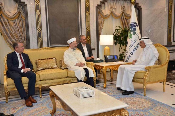 Diyanet İ̇şleri Başkanı Erbaş, Cidde’de İ̇slam Kalkınma Bankası Başkanı Al Jasser İle Görüştü