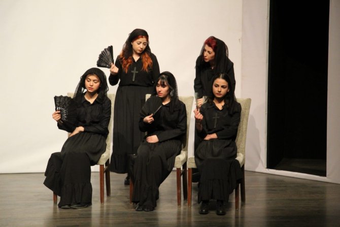 Dünya Tiyatro Haftası’nda Kuşadası Belediye Tiyatrosu Takdir Topladı