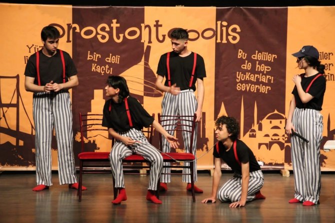 Dünya Tiyatro Haftası’nda Kuşadası Belediye Tiyatrosu Takdir Topladı