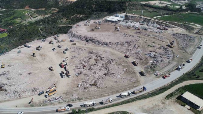 Hatay’da 1 Milyon 400 Bin Ton Molozun Döküldüğü Vadi Havadan Görüntülendi