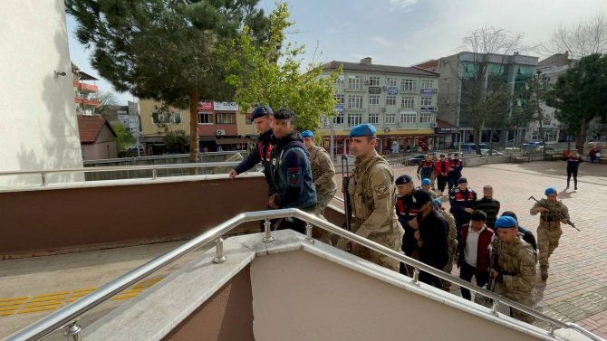 Boşanma Aşamasındaki Eşinin Sevgilisini Öldüren Koca Ve 4 Kişi Adliyede