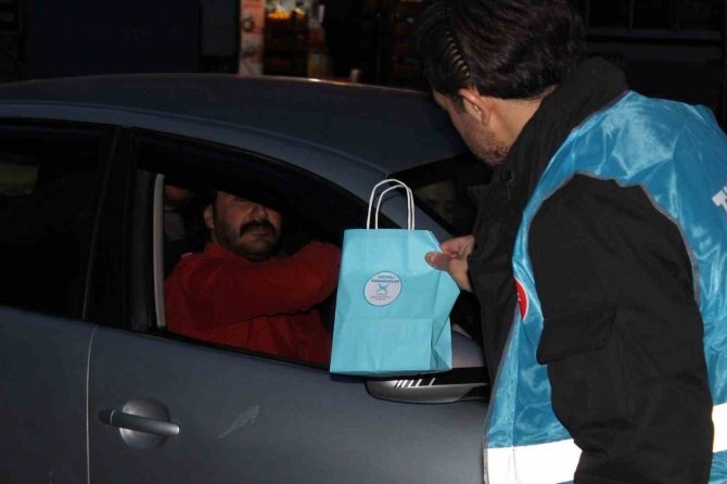 ‘İ̇ftara Beş Kala’ Programında Vatandaşlara Hurma Ve Su İkram Edildi