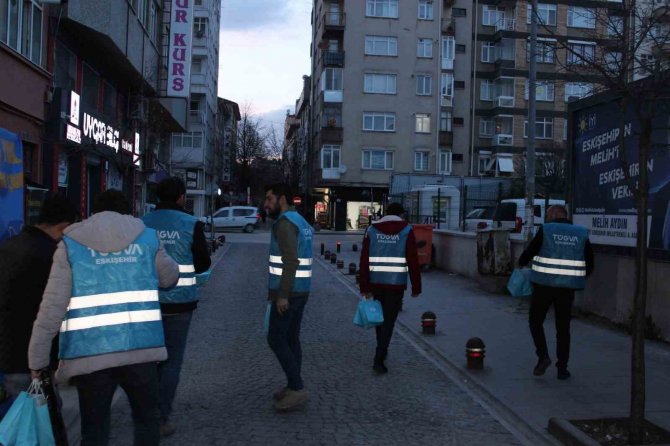 ‘İ̇ftara Beş Kala’ Programında Vatandaşlara Hurma Ve Su İkram Edildi