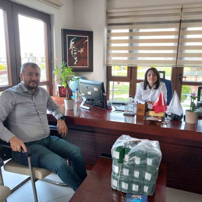 Ezine Gıda Osb Müdürü Alper Altınok, Huzurevinde Kalan Yaşlıları Unutmadı