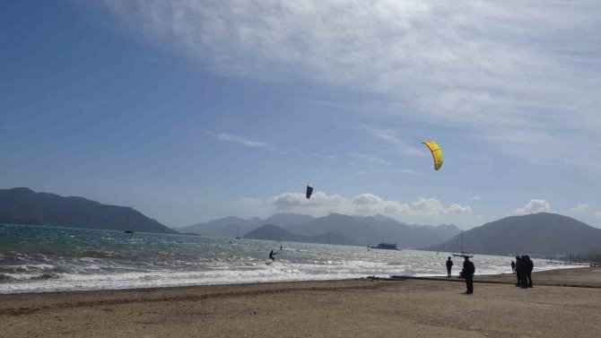 Marmaris’te Sörfçüler Renkli Görüntüler Oluşturdu