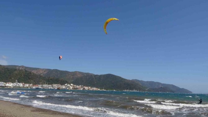 Marmaris’te Sörfçüler Renkli Görüntüler Oluşturdu
