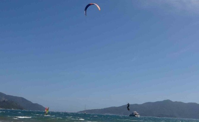 Marmaris’te Sörfçüler Renkli Görüntüler Oluşturdu