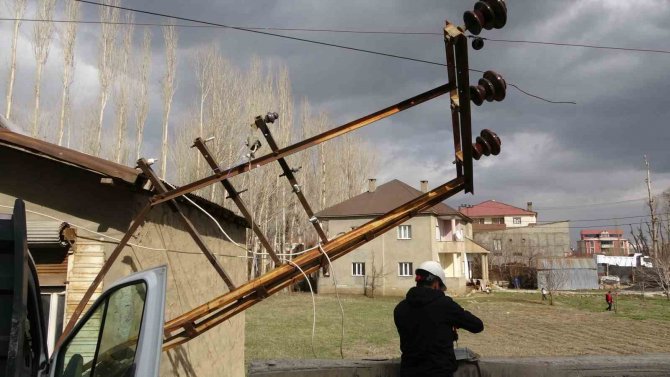 Kontrolden Çıkan Kamyonet Elektrik Direğine Çarparak Durdu