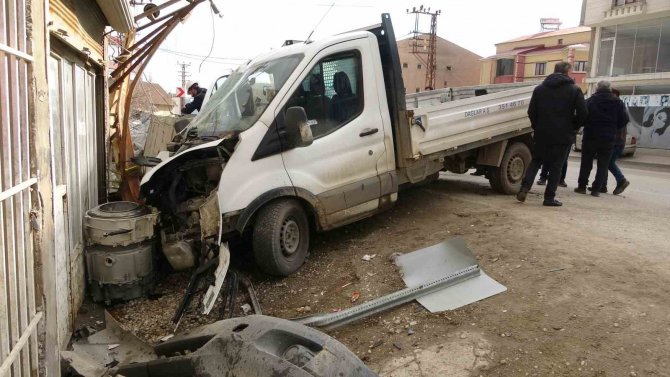 Kontrolden Çıkan Kamyonet Elektrik Direğine Çarparak Durdu