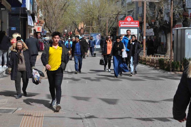 Sıcak Havayı Fırsat Bilen Vatandaşlar Dışarıya Akın Etti