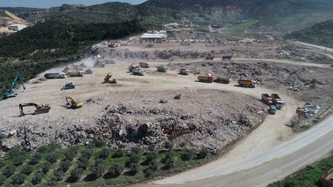 Hatay’da 1 Milyon 400 Bin Ton Molozun Döküldüğü Vadi Havadan Görüntülendi