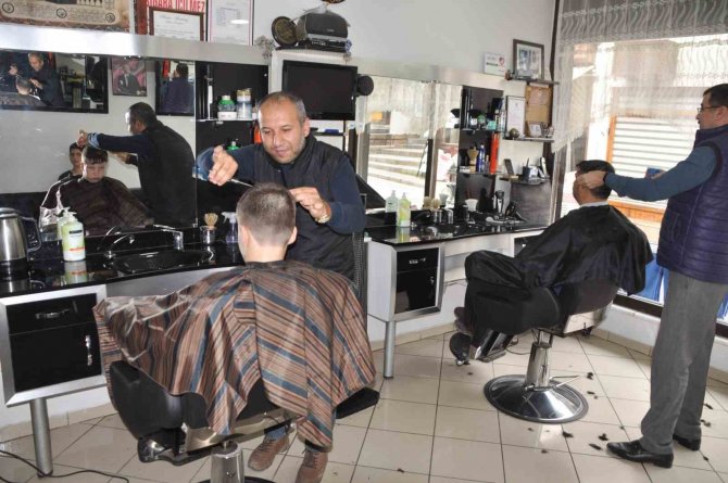 Dükkanındaki Bir Koltuğu Depremzede Berbere Ayırdı