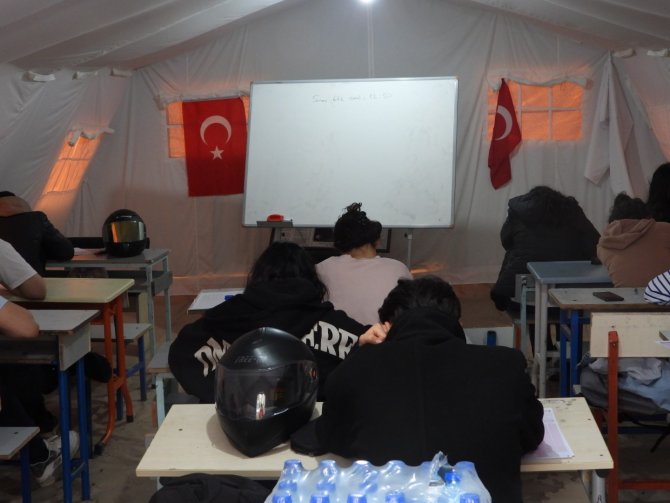 Gönüllü Öğretmenler, Çadır Sınıflarda Öğrencileri Sınava Hazırlıyor