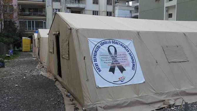 Gönüllü Öğretmenler, Çadır Sınıflarda Öğrencileri Sınava Hazırlıyor