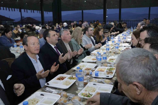 Binlerce Honazlı Orucunu Kapalı Pazaryerinde Birlikte Açtı