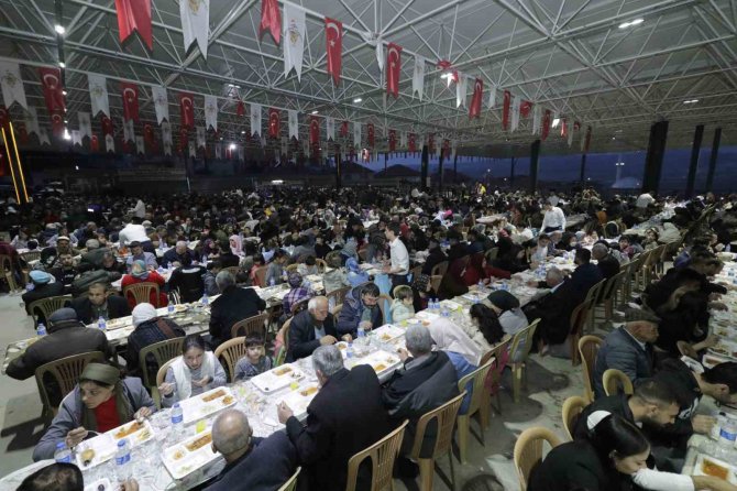 Binlerce Honazlı Orucunu Kapalı Pazaryerinde Birlikte Açtı